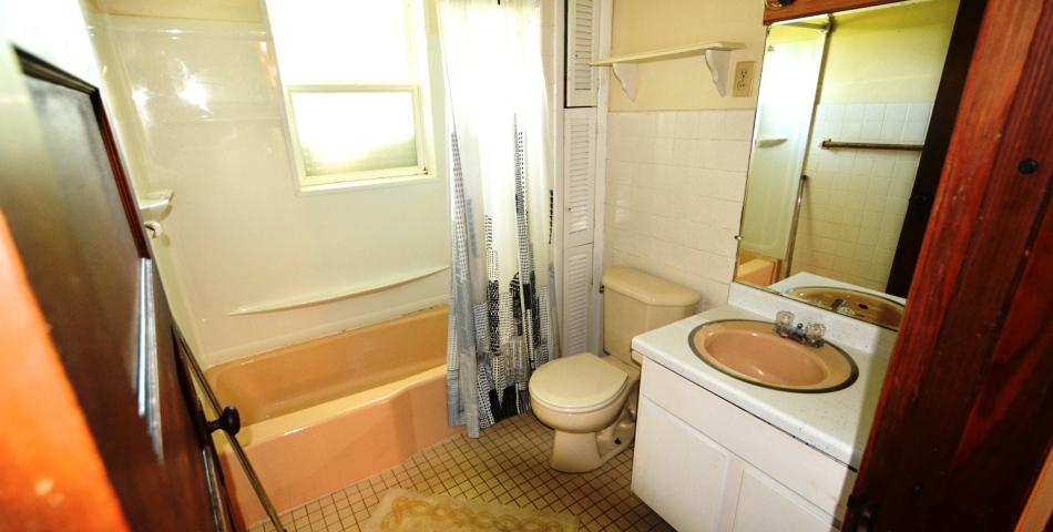 bathroom of 5 bedroom house for rent in menomonie wi